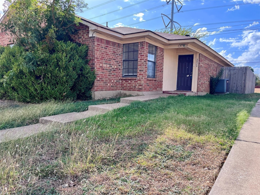 single story home with a front lawn