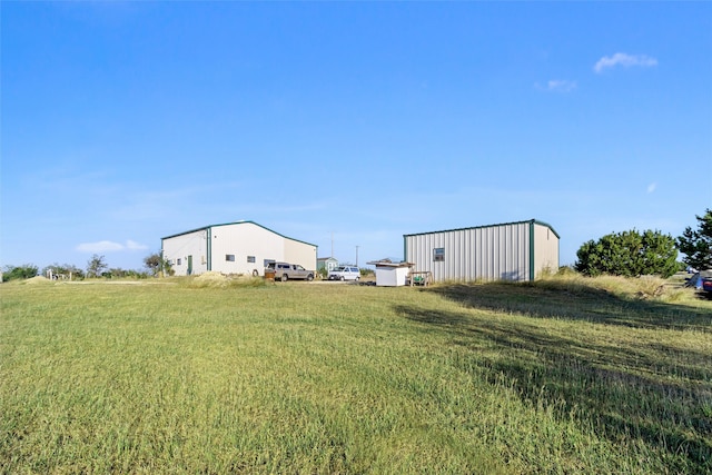 view of yard with an outdoor structure