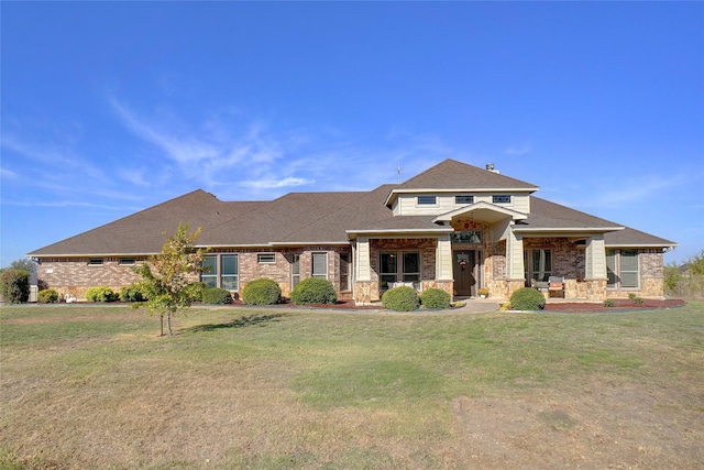 view of front facade with a front yard