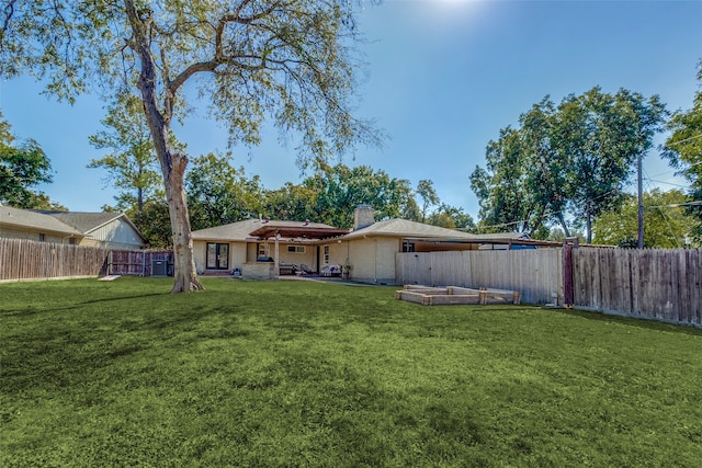 view of yard featuring a patio