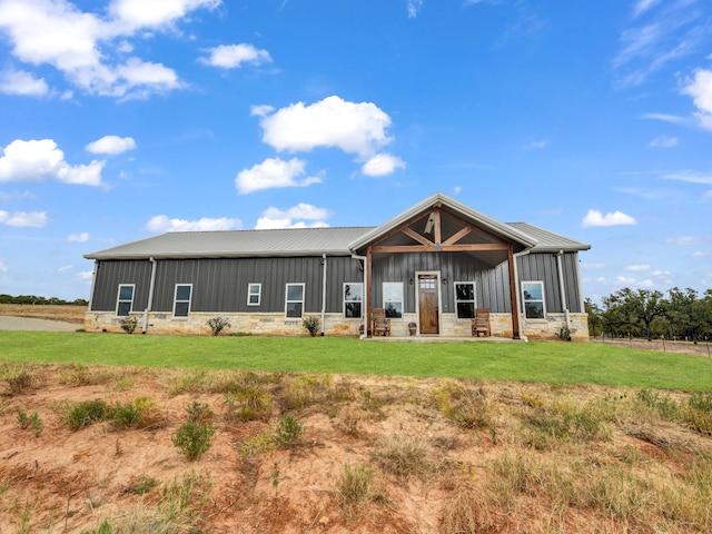 view of front of house featuring a front lawn