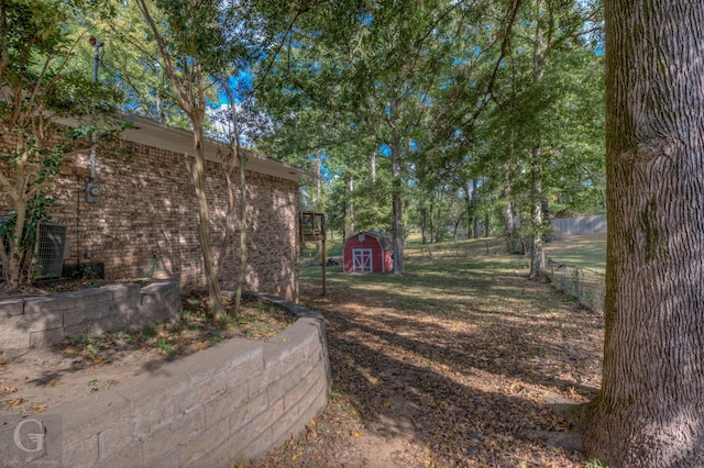 view of yard featuring a rural view