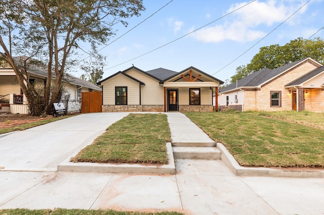 view of front of home featuring a front lawn