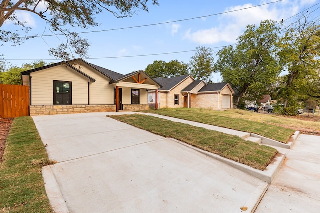 view of front facade with a front yard