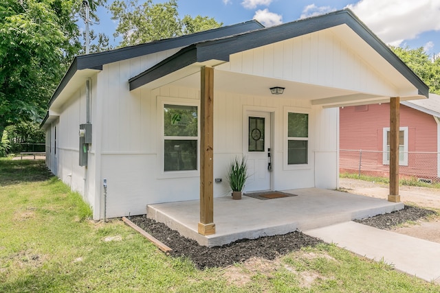 view of front of house with a front yard and covered porch