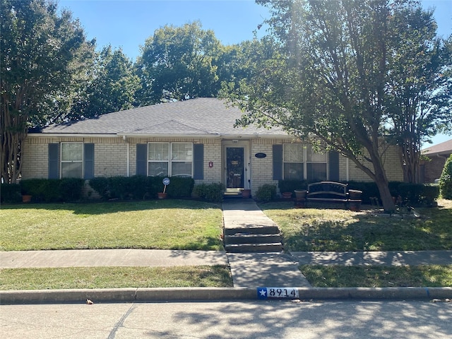 ranch-style house featuring a front yard