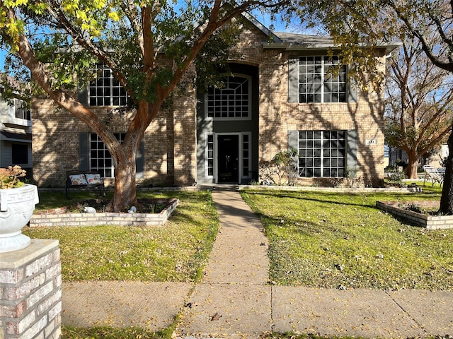 view of front facade featuring a front yard