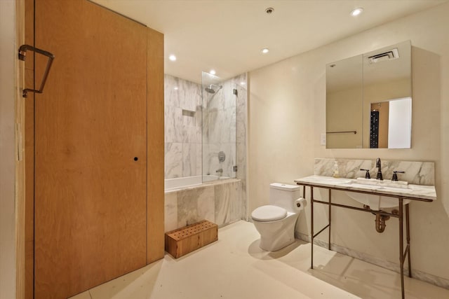 bathroom featuring sink and tiled shower / bath