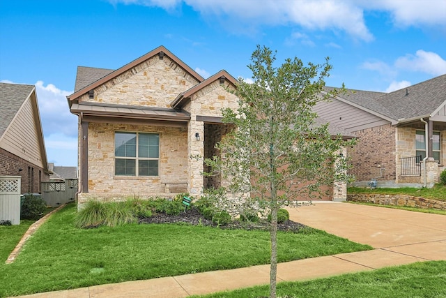 view of front of home featuring a front lawn