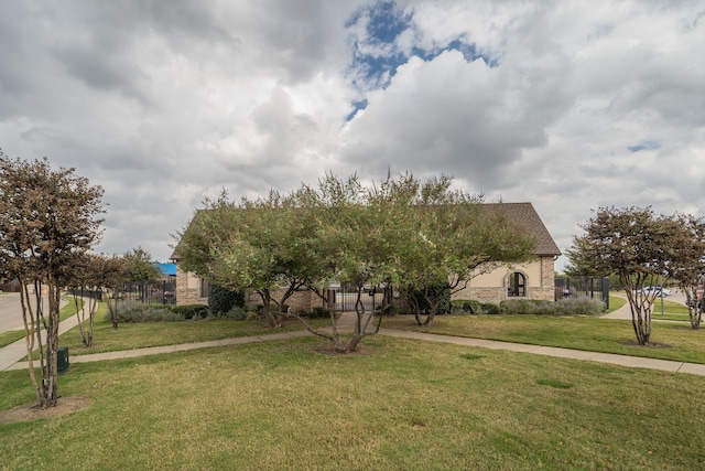 view of front of property featuring a front lawn