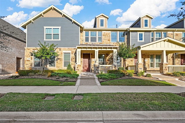 view of front facade featuring a front yard and a porch