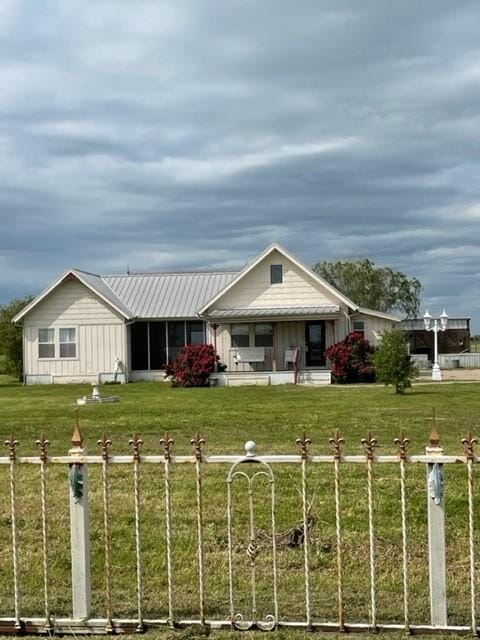 view of front of house with a front yard