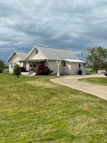 single story home featuring a front lawn