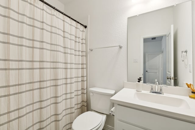 bathroom with toilet, a shower with curtain, and vanity