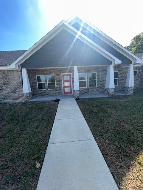 craftsman house featuring a front lawn