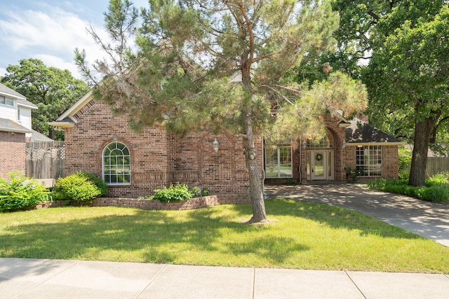 view of front facade featuring a front lawn