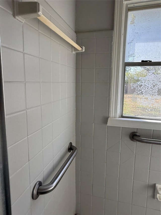 bathroom featuring a tile shower