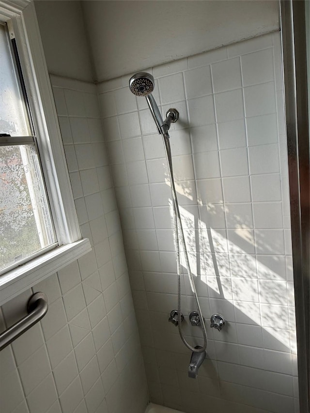 bathroom featuring tiled shower / bath combo