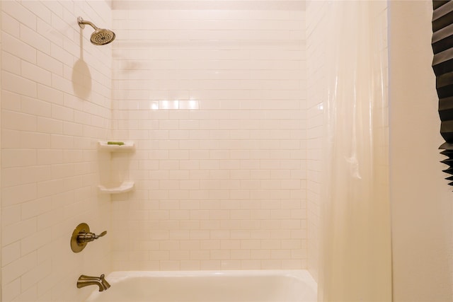 bathroom featuring shower / tub combo