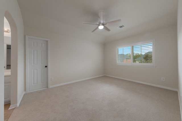 carpeted empty room featuring ceiling fan