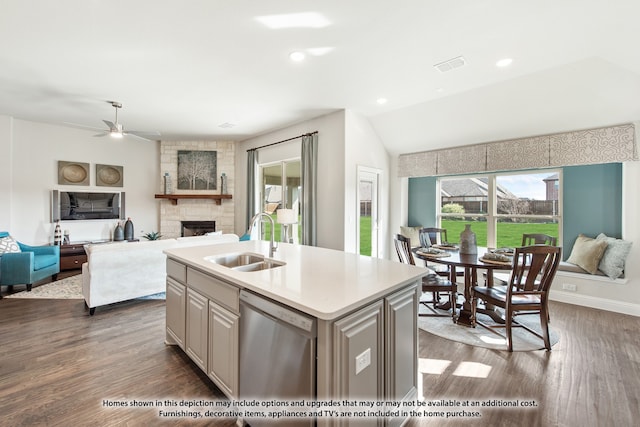 kitchen featuring ceiling fan, a kitchen island with sink, stainless steel dishwasher, dark wood-type flooring, and sink