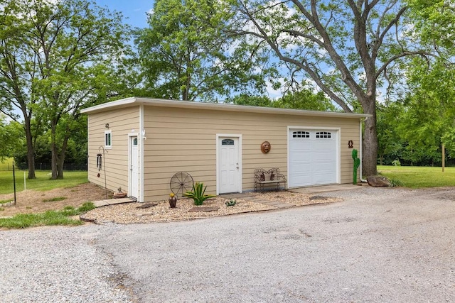 502 Smith Oak Rd, Sherman, TX 75090 - garage featuring gravel driveway