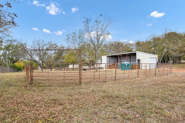 view of yard featuring an outdoor structure