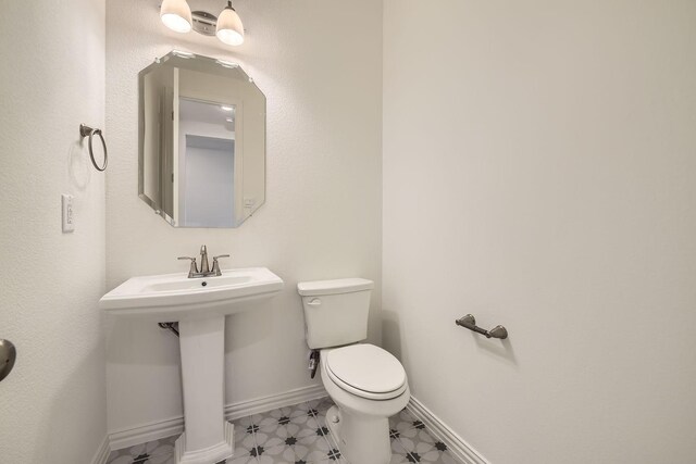 bathroom featuring sink and toilet