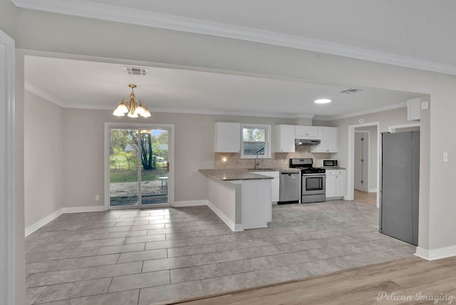 kitchen featuring stainless steel appliances, light hardwood / wood-style floors, kitchen peninsula, an inviting chandelier, and white cabinets