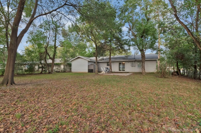 view of yard featuring a patio area