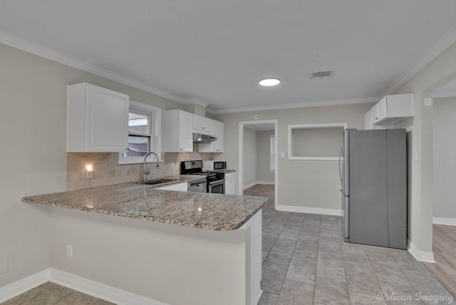 kitchen with stainless steel appliances, white cabinets, kitchen peninsula, sink, and ornamental molding