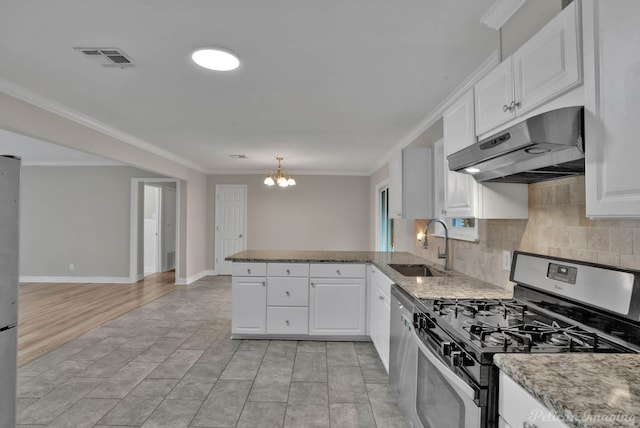 kitchen featuring stainless steel appliances, a notable chandelier, sink, white cabinets, and kitchen peninsula