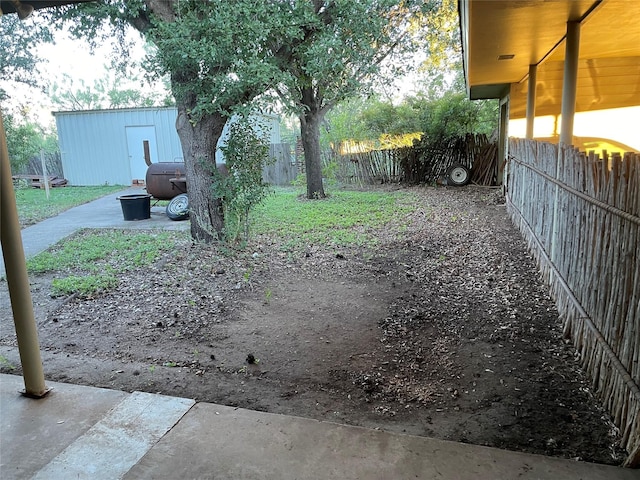 view of yard with a storage unit