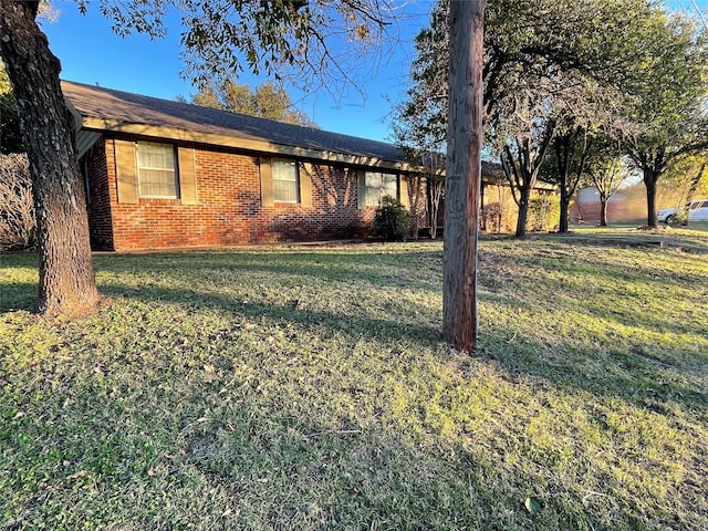 single story home featuring a front yard