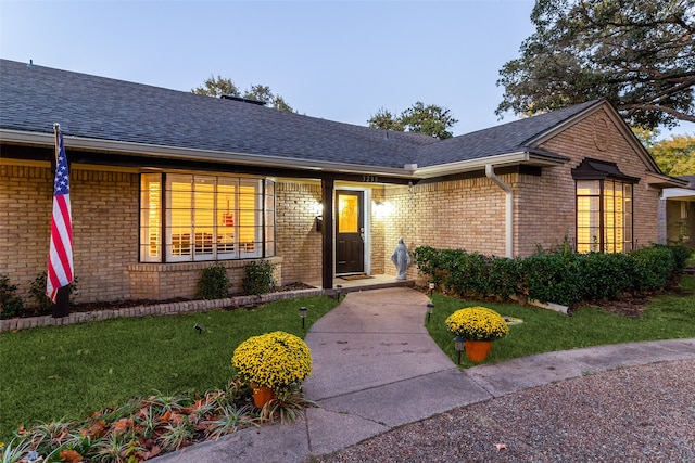 single story home featuring a front yard