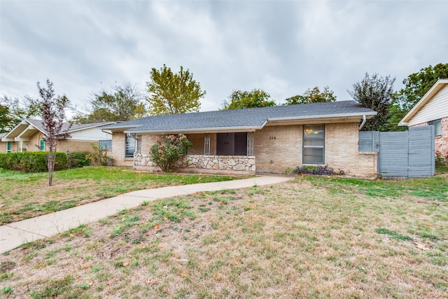 ranch-style home featuring a front lawn