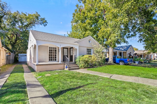 view of front facade with a front lawn