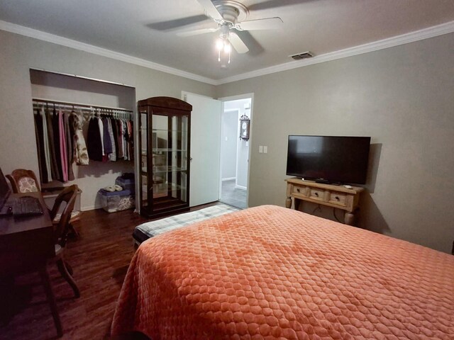 bedroom featuring dark hardwood / wood-style floors, a closet, ornamental molding, and ceiling fan