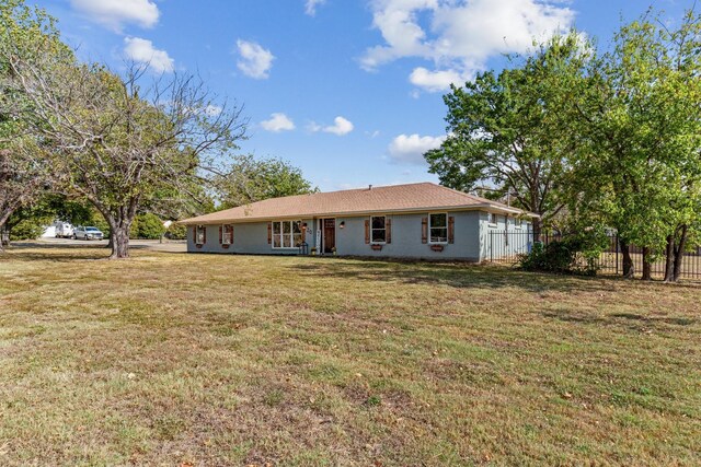 view of front of property featuring a front lawn