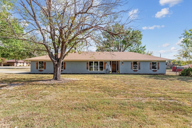 single story home with a front lawn