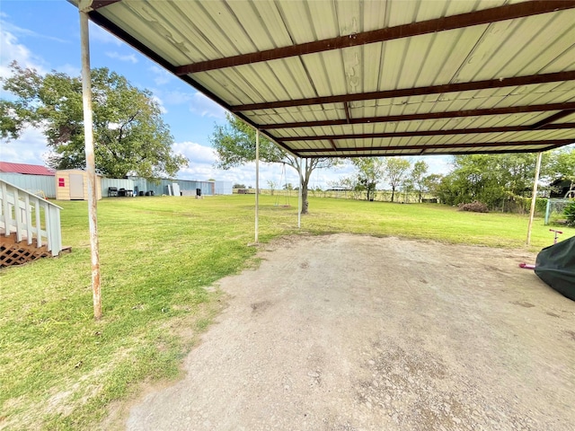 view of yard featuring a shed