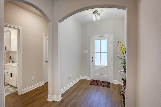 entryway featuring ceiling fan and dark hardwood / wood-style floors