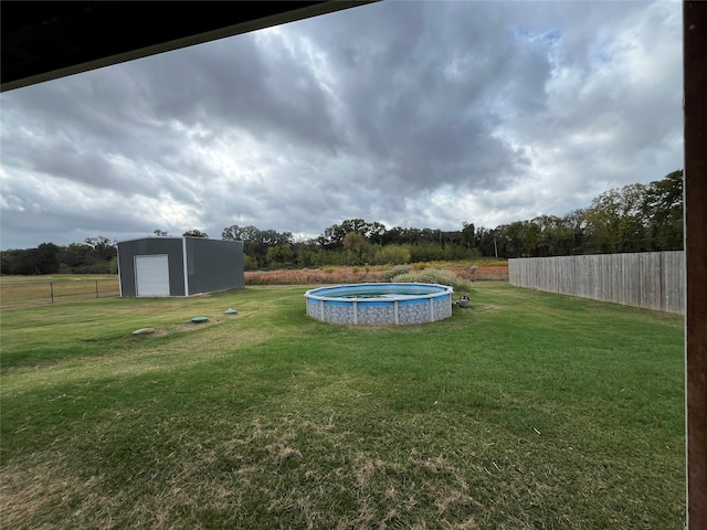 view of yard featuring an outdoor structure