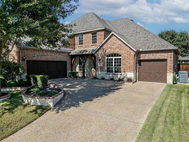 view of front facade featuring a front lawn and cooling unit