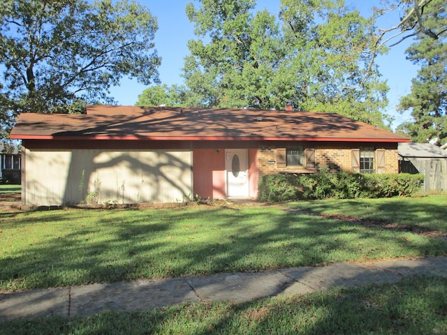 view of front of home featuring a front lawn