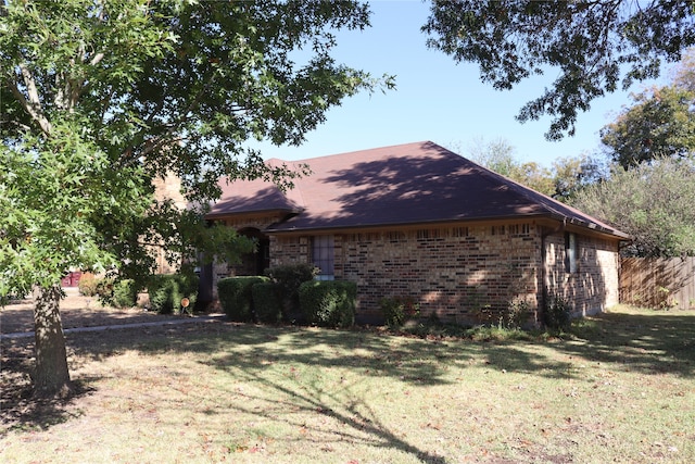 view of front of home with a front lawn