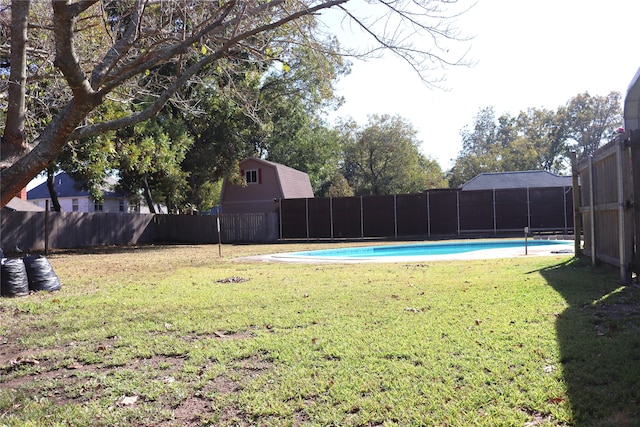 view of yard featuring a fenced in pool