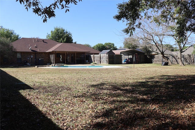 view of yard featuring a fenced in pool