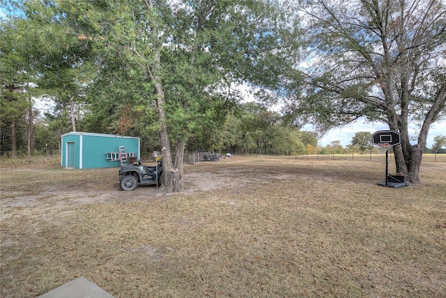 view of yard featuring an outbuilding