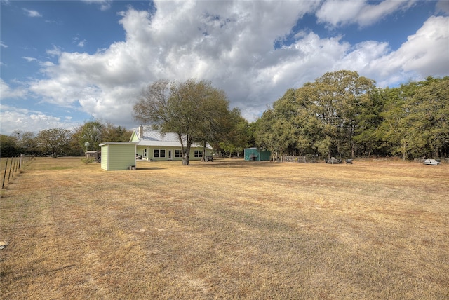 view of yard featuring a shed